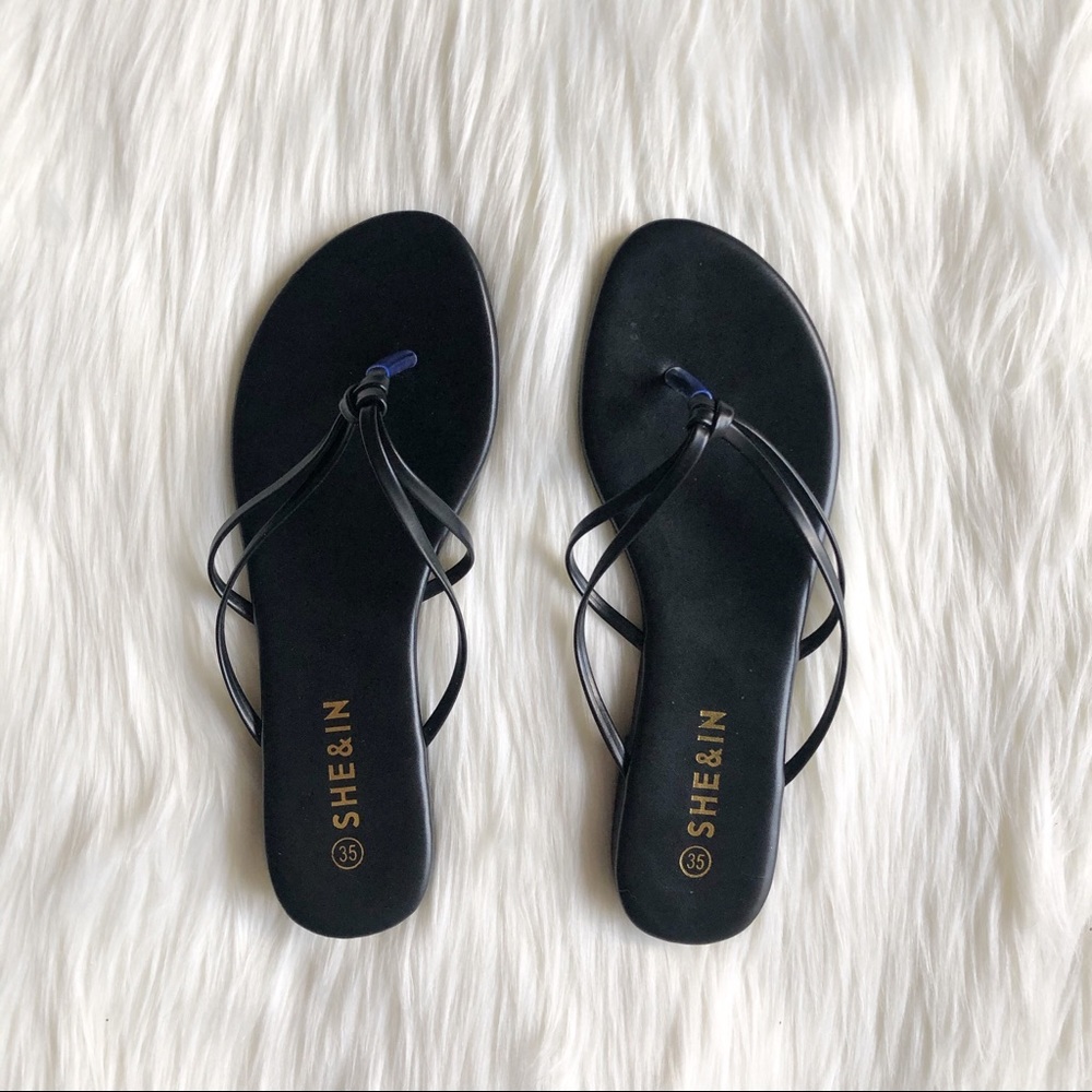 Black knotted toe sandals
